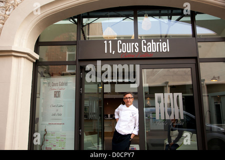 LAURENT CLEMENT CHEF EN FACE DE L'ATELIER 11 COURS GABRIEL OÙ IL DONNE DES COURS DE CUISINE CHARTRES Eure-et-Loir (28) FRANCE Banque D'Images