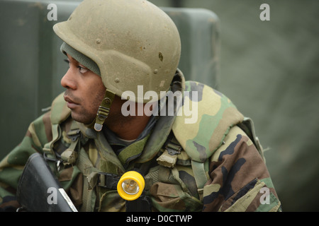 La BASE AÉRIENNE DE SPANGDAHLEM, en Allemagne -- d'un aviateur du 606e Escadron de l'air cherche des ennemis au cours de la préparation au combat le 15 novembre 2012. Banque D'Images