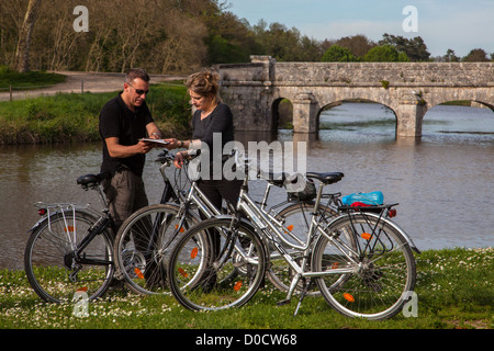 Groupe de cyclistes SUR LES RIVES DE LA LOIRE, une 'CANAL CHAMBORD VELO' VÉLO CIRCUIT Loir-et-cher (41) FRANCE Banque D'Images