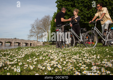 Groupe de cyclistes SUR LES RIVES DE LA LOIRE, une 'CANAL CHAMBORD VELO' VÉLO CIRCUIT Loir-et-cher (41) FRANCE Banque D'Images