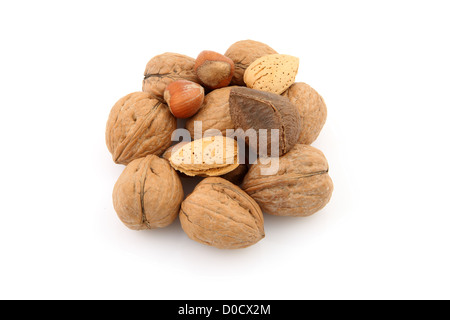 Noix mélangées sur fond blanc avec des amandes, noisettes, noix et Banque D'Images