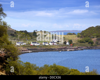 Vue générale d'une petite colonie à distance entre Kenmore et Sheildaig sur les rives de la mer le Loch Torridon Banque D'Images