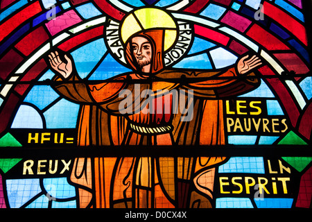 SAINT FRANÇOIS ASSISE BÉNIS SONT PAUVRES EN ESPRIT VITRAIL DANS L'ÉGLISE NOTRE-DAME À BEAUGENCY LOIRET (45) FRANCE Banque D'Images