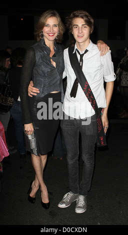 Brenda Strong et son fils Zach Henrie Los Angeles Fashion Week Spring/Summer 2011 Collection - backstage WTB- Hollywood, Californie Banque D'Images