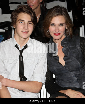 Brenda Strong et son fils Zach Henrie Los Angeles Fashion Week Spring/Summer 2011- LA SOCIÉTÉ Collection - front row Hollywood, Californie Banque D'Images