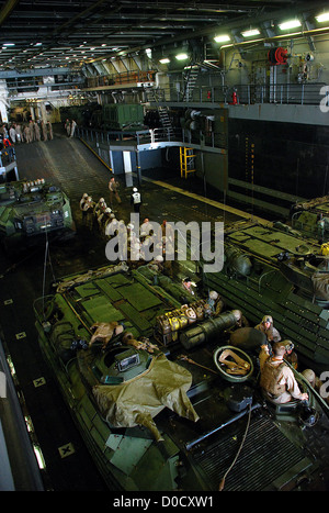 Conseil 15e Corps expéditionnaire des Marines Marines de l'unité de véhicules d'assaut amphibie (AAV) à bord d'un quai de transport amphibie USS Green Bay (LPD 20) au cours d'un exercice d'entraînement de routine pont du coffre. Green Bay fait partie de la groupe amphibie de Peleliu, avec l'e Banque D'Images