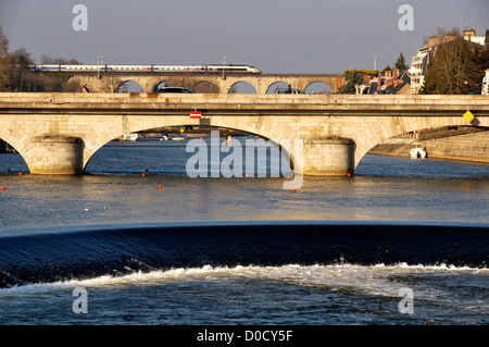 Rivière "La Mayenne" à Laval ville, pont et viaduc (ligne société nationale des chemins de fer français) avec le passage du TGV. Banque D'Images