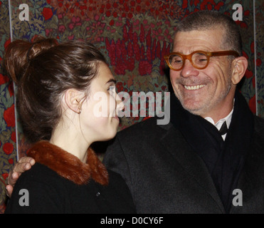 Clara Mamet et son père David Mamet après la soirée d'ouverture de la partie de la production de Broadway de 'David Mamet une vie dans la Banque D'Images