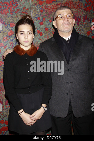 Clara Mamet et son père David Mamet après la soirée d'ouverture de la partie de la production de Broadway 'David Mamet une vie dans la Banque D'Images