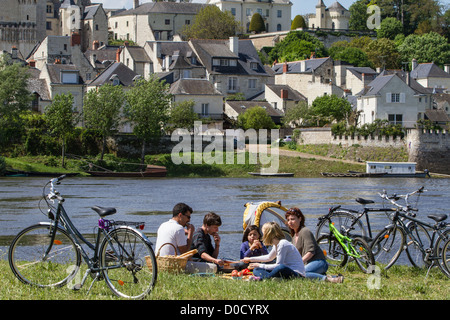 Les cyclistes sur 'Loire à vélo' VELO CIRCUIT pique-niques EN FRONT VILLAGE CANDES-SAINT-MARTIN Indre-et-Loire (37) FRANCE Banque D'Images