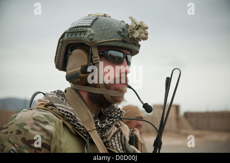 Une force de la coalition parle de partenaires des forces de sécurité nationale afghanes dans la province de Farah, l'Afghanistan, le 21 novembre, 2012. Peuple Afghan Banque D'Images