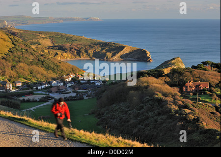 Lulworth Cove Walker autour de Lulworth Ouest, le long de la côte jurassique du Dorset, dans le sud de l'Angleterre, Royaume-Uni Banque D'Images