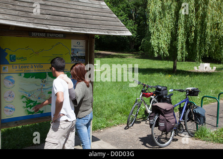 Les cyclistes à l'AVANT DE LA CARTE POUR LA 'Loire à vélo' VELO UN CIRCUIT SAVIGNY-EN-VERON Indre-et-Loire (37) FRANCE Banque D'Images