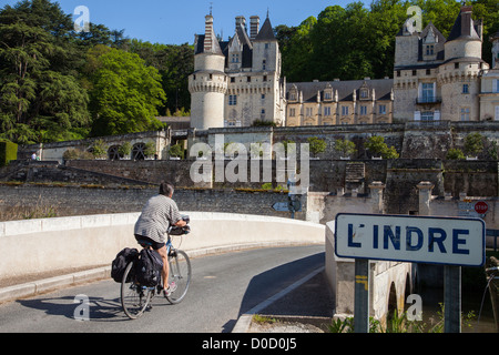 Les cyclistes SUR LES BANQUES INDRE DEVANT LE CHÂTEAU D'USSÉ À RIGNY-USSE 'Loire à vélo' VELO CIRCUIT Indre-et-Loire (37) FRANCE Banque D'Images