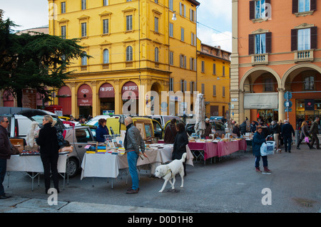 Piazza VIII Agosto brocante et Antiquités marché central de la ville de Bologne Émilie-Romagne Italie du nord Europe Banque D'Images