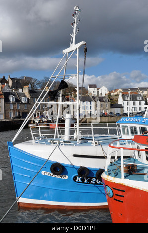 L'avant et à l'arrière des bateaux de pêche amarrés dans le port, Pittenweem, Fife, en Ecosse, Grande-Bretagne, Royaume-Uni Banque D'Images