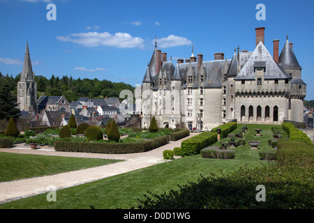 Jardin ET COUR INTÉRIEURE DONNANT SUR LA VILLE CHÂTEAU DE LANGEAIS Indre-et-Loire (37) FRANCE Banque D'Images