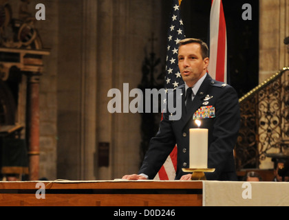 ELY, Angleterre - Le Colonel Christopher Kulas, commandant de l'Escadre de ravitaillement en vol 100e, accueille l'assemblée durant le service d'action de grâce le 21 novembre 2012, à la Cathédrale d'Ely. La 26e assemblée annuelle de l'action de grâce aux États-Unis a donné aux membres du service en Angleterre l'occasion de Banque D'Images