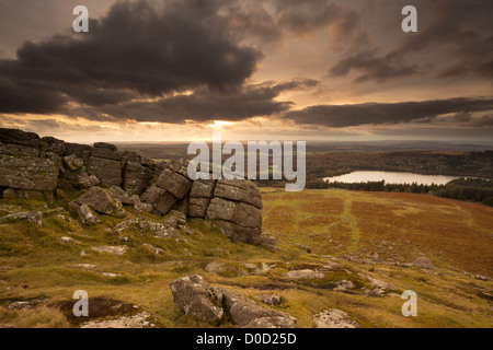 Coucher de soleil avec vue sur Sheepstor réservoir Burrator en automne, Dartmoor National Park, Devon, UK Banque D'Images