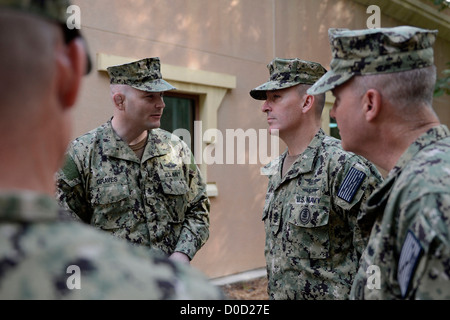 Le maître-maître en chef de la Marine (MCPON) Mike D. Stevens visite Bahreïn, où il est accueilli par le chef de l'hôpital Charles graves à la clinique de santé de la branche navale lors d'une visite au commandement central des États-Unis. Banque D'Images