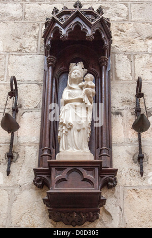 NOTRE-DAME-DE-FLEURY 14ème siècle vierge à l'enfant l'albâtre BASILIQUE SAINT-BENOIT-SUR-LOIRE ABBAYE DE FLEURY 'Loire à vélo' VELO Banque D'Images