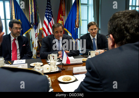 Le secrétaire à la défense, Leon E. Panetta, centre, rencontre avec le ministre tchèque de la Défense Alexandr Vondra, droite au premier plan, au Pentagone à Arlington, en Virginie, le 20 novembre, Banque D'Images