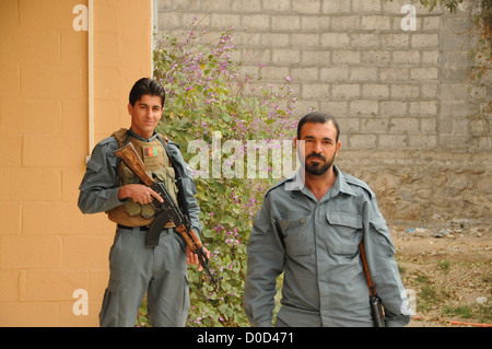 Des membres de la Police nationale afghane (PNA) posent pour une photo tout en assurant la sécurité lors d'une réunion entre les provinces de Farah Banque D'Images