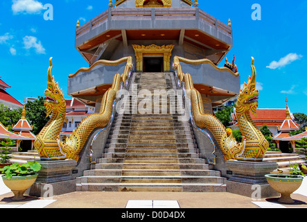 L'art thaï, Naka statue sur la balustrade d'escalier à la pagode bouddhiste thaï, Udornthani, province au nord-est, la Thaïlande Banque D'Images