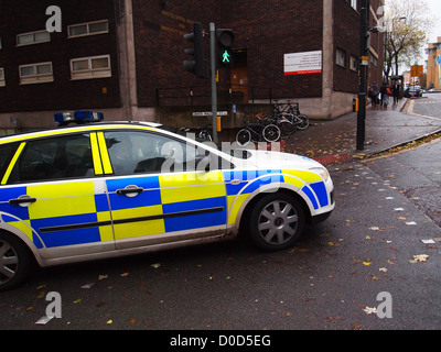 Voiture de police sur une lumière bleue sortie run Maudlin inférieur, près de la rue BRI à Bristol, Angleterre, Royaume-Uni, novembre 2012 Banque D'Images