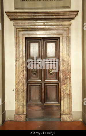 Vieille porte en bois ouvragé avec architrave en marbre dans le Pallazzo Veccio Florence Toscane Italie Banque D'Images