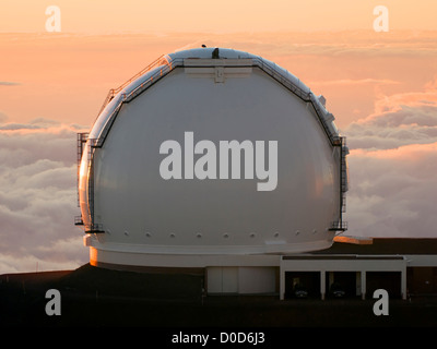 L'un des télescopes jumeaux W. M. Keck Observatory se dressent au-dessus du sommet des nuages sur le Mauna Kea à Hawaii's Big Island Banque D'Images