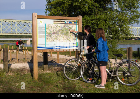 Les cyclistes DEVANT SIGNER POUR 'Loire à vélo' VELO CIRCUIT EN FRONT VILLAGE SULLY-SUR-LOIRE SAINT-PERE-SUR-LOIRE LOIRET (45) Banque D'Images