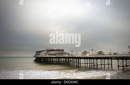 Vue de la jetée par une matinée pluvieuse à Cromer, Norfolk, East Anglia Banque D'Images