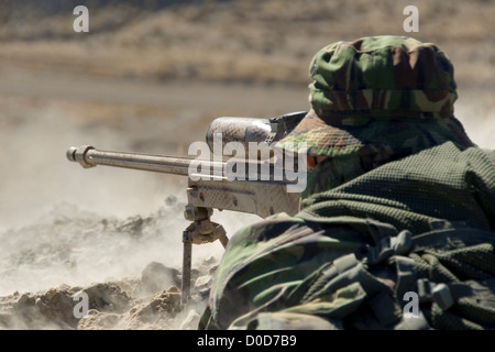 Un British Royal Marine Commando Sniper déclenche un tir Banque D'Images