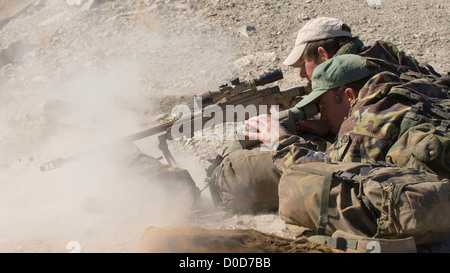 Un British Royal Marine Commando Sniper déclenche un tir comme son Spotter observe la cible Banque D'Images