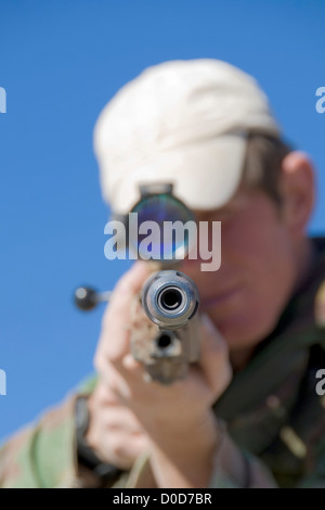 Un British Royal Marine Commando Sniper takes aim Banque D'Images