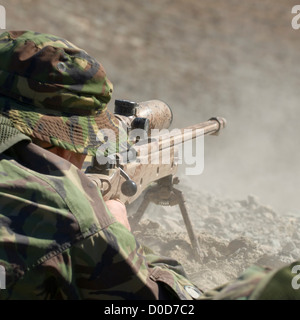 Un British Royal Marine Commando Sniper déclenche un tir Banque D'Images