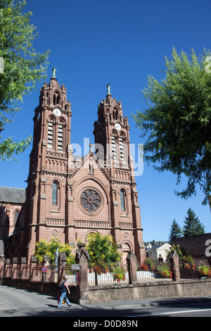 L'église paroissiale SAINT-JEAN-BAPTISTE CONSTRUIT EN 19ÈME SIÈCLE EN GRÈS ROUGE CHEMIN SAINT JACQUES COMPOSTELLE ROUTE ESPALION AVEYRON (12) Banque D'Images