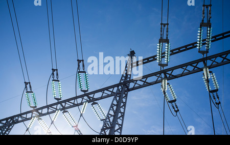 Lignes haute tension quittant la centrale électrique , Finlande Banque D'Images