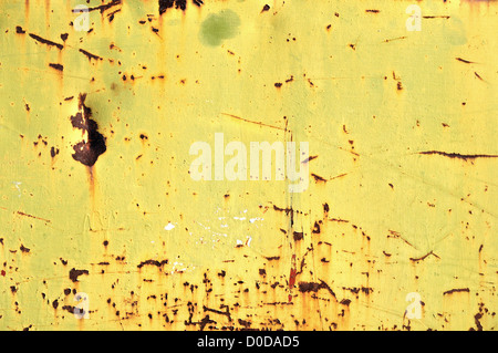 Peinture jaune écaillée sur fer rouillé. Metal Industriel texture grunge background. Banque D'Images
