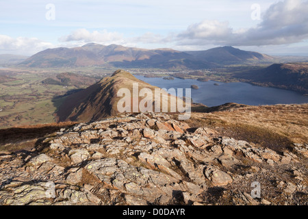 Catbells, Skiddaw et Blencathra vus depuis le sommet de Maiden Moor dans la région des lacs anglais Banque D'Images