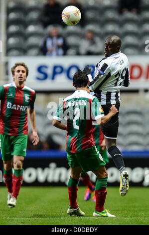 22.11.2012 Newcastle, Angleterre. Demba Ba reçoit sa coupe au but au cours de la haut de Joao Diogo lors de l'Europa League match entre Newcastle et Maritimo de St James Park. Banque D'Images