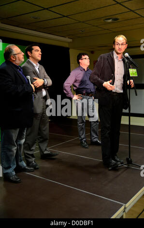 Barcelone, Espagne. 22 novembre 2012. La Loi sur la campagne Iniciativa per Catalunya Verds (ICV) -candidat Joan Herrera parlant- avec le numéro un du parti de l'opposition grecque Siryza de gauche, Alexis Tsipras (à droite, dans l'image - traducteur du grec à l'espagnol à gauche) dans les Cotxeres Sants à Barcelone le 22 novembre à 18h30 (heure locale). Pour les prochaines élections en Catalogne le prochain 25 novembre. Banque D'Images