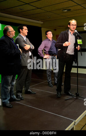 Barcelone, Espagne. 22 novembre 2012. La Loi sur la campagne Iniciativa per Catalunya Verds (ICV) -candidat Joan Herrera parlant- avec le numéro un du parti de l'opposition grecque Siryza de gauche, Alexis Tsipras (à droite, dans l'image - traducteur du grec à l'espagnol à gauche) dans les Cotxeres Sants à Barcelone le 22 novembre à 18h30 (heure locale). Pour les prochaines élections en Catalogne le prochain 25 novembre. Banque D'Images