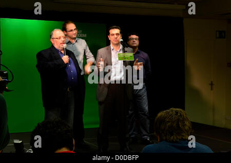 Barcelone, Espagne. 22 novembre 2012. La Loi sur la campagne Iniciativa per Catalunya Verds (ICV) avec le numéro un du parti de l'opposition grecque Siryza de gauche, Alexis Tsipras dans Les Cotxeres Sants à Barcelone le 22 novembre à 18h30 (heure locale). Pour les prochaines élections en Catalogne le prochain 25 novembre. De droite à gauche : Alexis, Joan et traducteur. L'homme de l'extrême droite pas important. Banque D'Images