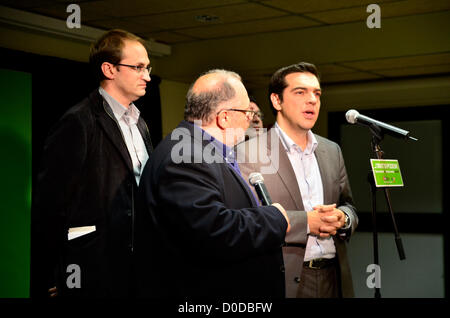 Barcelone, Espagne. 22 novembre 2012. La Loi sur la campagne Iniciativa per Catalunya Verds (ICV) avec le numéro un du parti de l'opposition grecque Siryza de gauche, Alexis Tsipras dans Les Cotxeres Sants à Barcelone le 22 novembre à 18h30 (heure locale). Pour les prochaines élections en Catalogne le prochain 25 novembre. De droite à gauche : Alexis, traducteur et Joan. Banque D'Images