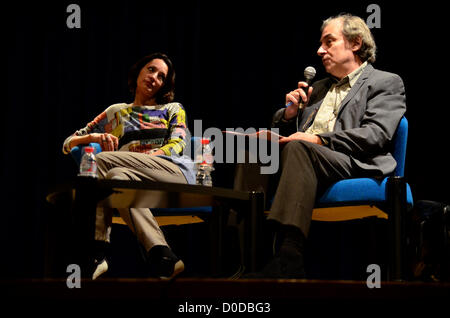 Barcelone, Espagne. 22 novembre 2012. Le film indépendant français muse Jeanne Balibar dans une table ronde d'une conversation avec un représentant de la Cinémathèque de Catalunya pendant le Festival du Film Indépendant de l'Alternativa de Barcelone le 22 novembre 2012 dans l'après-midi au siège de l'Institut Français de Barcelone. Projettent ensuite le film de Jacques Rivette, dans lequel elle agit, 'Ne pas touchez pas la hache" Banque D'Images