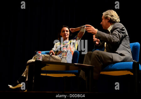 Barcelone, Espagne. 22 novembre 2012. Le film indépendant français muse Jeanne Balibar dans une table ronde d'une conversation avec un représentant de la Cinémathèque de Catalunya pendant qu'il L'Alternativa Festival du Film Indépendant de Barcelone le 22 novembre 2012 dans l'après-midi au siège de l'Institut Français de Barcelone. Projettent ensuite le film de Jacques Rivette, dans lequel elle agit, 'Ne pas touchez pas la hache" Banque D'Images