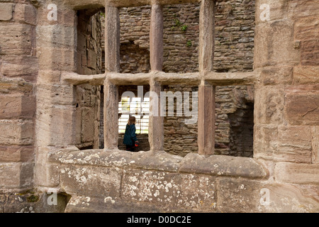 Un visiteur dans les ruines de 11e siècle, château médiéval de Ludlow Ludlow Shropshire England UK Banque D'Images
