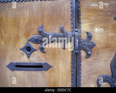 Exemples de vis du chariot porte antique charnières Serrures de portes de meubles matériel de porte Banque D'Images